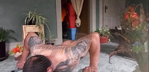  SEXY GUY WORKING OUT FULLY NAKED